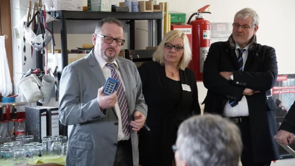 Betriebsbesichtigung: Malermeister Gerd Korf (links) erklärt Peter Gödde, Hauptgeschäftsführer der Kreishandwerkerschaft, und dessen Stellvertreterin Andrea Hegerbekermeier die digitale Zeiterfassung. - © Privat