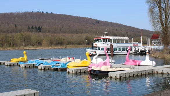 Die Tretboote sind wieder ausleihbar, und das Schiff fährt auch dieses Jahr über den Schiedersee. - © Nina Schroeder