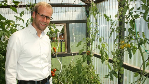 Der Familienmensch Borris Ortmeier im Gew&auml;chshaus, das f&uuml;r frische Zutaten f&uuml;r die vegetarische K&uuml;che sorgt.&nbsp; - &copy; Sylvia Frevert