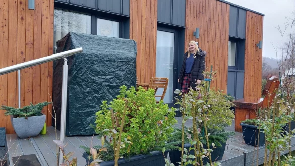 Verwaltungsmitarbeiterin Denise Henning zeigt eines der vier Mobilheime. In Zukunft soll es auf dem Campingplatz davon mehrere geben. - © Michaela Weiße