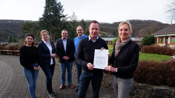 Umweltdezernentin Dr. Ute R&ouml;der (rechts) &uuml;berreicht Klaus Hansen (Leiter Adlerwarte) die F&ouml;rderzusage. Mit dabei sind (von links) Nucin Aslan, D&ouml;rte Pieper (beide Stadt Detmold), Frederik Topp und Ingo Sundermann (beide F&ouml;rderverein). - &copy; Lorraine Brinkmann