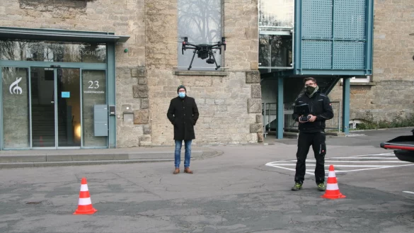 Klaus Zimmermann, Immobilienmanager der Stadt Detmold (links) schaut sich an, wie Matthias Hartmann, Gr&uuml;nder des Start-ups "wirfliegendrohne", die Drohne startet, um Au&szlig;enaufnahmen der Johannes Brahms Musikschule zu machen. - &copy; Yannick Sonntag