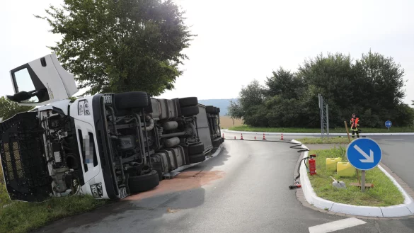 Umgekippt: Der Sattelzug blieb auf der rechten Seite am rechten Rand des Kreisels liegen. - &copy; Simone Fl&ouml;rke