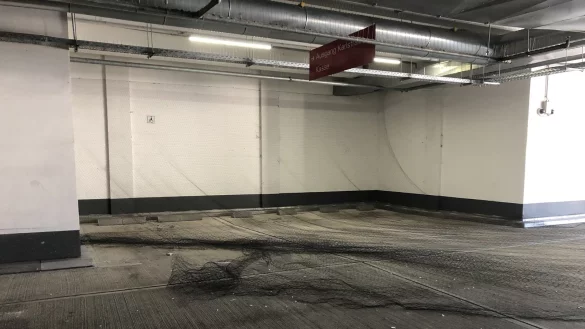 Im Parkhaus Centrum werden Netze aufgeh&auml;ngt. - &copy; Robert Glass