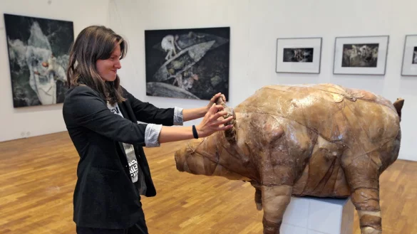 Packt das „Sau-Ego" bei den Ohren: Chris Dietzel mit ihrer Plastik aus Damenstrumpfstoff und Silikon. - © Bernhard Preuss