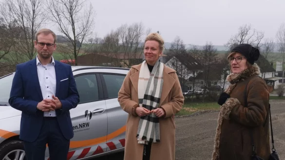 Verkehrsministerin Ina Brandes (Mitte) und Barntrups B&uuml;rgermeister Borris Ortmeier (links) machen sich zusammen mit Dr. Petra Beckefeld, Technischer Direktorin im Landesbetrieb Stra&szlig;enbau, ein Bild vom Baufortschritt der Umgehungsstra&szlig;e. - &copy; Sylvia Frevert