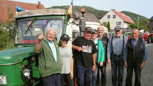 Wieder da: „Deutz-Willi" Winfried Langner (links) mit Heinrich Brunemeier (Dritter von links) und den „Treckerfreunden Weserbergland" in Lüdenhausen. - © Wulf Daneyko
