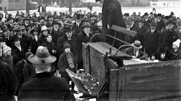 Albert Sch&uuml;tte als Wahlk&auml;mpfer. Auf dem verschneiten Oerlinghauser Marktplatz wirbt der SPD-Fraktionsvorsitzende f&uuml;r seine Partei. Doch die Nazis &uuml;bernehmen Ende Januar 1933 die Macht.&nbsp; - &copy; Repro: Horst Biere / Quelle: AFM