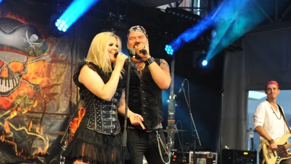 Starke B&uuml;hnenshow: Die "Coverpiraten" aus Hamburg spielen in Sch&ouml;tmar gro&szlig; auf. - &copy; Nicole Ellerbrake