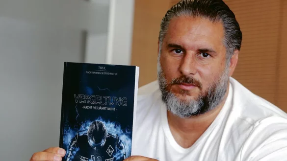 Neues Buch: Autor Tim K. in der Redaktion. - &copy; Wolfgang Rudolf