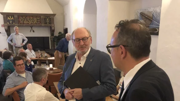 Lemgos gew&auml;hlter B&uuml;rgermeister Markus Baier (rechts) besucht am Wahlabend die Christdemokraten im Ratskeller, die zwar st&auml;rkste Fraktion im Stadtrat bleiben, aber weiter auf Mehrheitsbeschaffer angewiesen sind. Passend dazu verspricht Baier, auf die anderen zuzugehen. Der designierte Fraktionsvorsitzende Claus Cieciera (Mitte) verspricht offene Sondierungsgespr&auml;che. - &copy; Till Brand