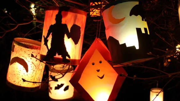 Bunte Laternen beleuchten am Abend vorm Martinstag die Straßen. - © DPA