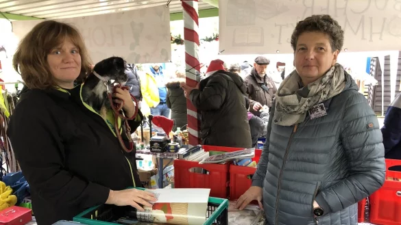 Literatur: Bianca Lehmann (links) steht mit Hund Bella am B&uuml;cherstand von Susanne Solms. - &copy; Sven Kienscherf