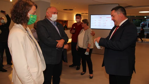 Dr. Inga Kretzschmar und Werner Loke (von links) haben angesichts des Wahlergebnisses eine Menge vor im Kreistag, sie konnten am Sonntag frohlocken und dem Sieger Dr. Axel Lehmann gratulieren.&nbsp; - &copy; Silke Buhrmester