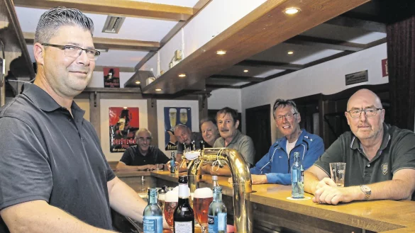 Andre Utke zapft f&uuml;r Sigried G&ouml;rke, Jürgen S&auml;ger, Wolfgang F&ouml;rster, Manfred K&ouml;nig, Michael Albrecht und Frank Fiebig. - &copy; Nadine Uphoff