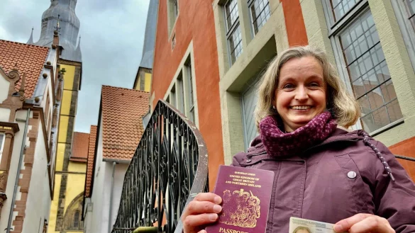Kirsteen Mair hat jetzt offiziell zwei Staatsb&uuml;rgerschaften &ndash; die britische und die deutsche. Ihren Personalausweis hat sie passenderweise am Brexit-Day aus der B&uuml;rgerberatung im Ballhaus (im Hintergrund) abgeholt. Den britischen &bdquo;Passport" beh&auml;lt sie ebenfalls.&nbsp; - &copy; Till Brand