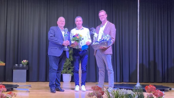 Uwe Deppe (von links, Schützengesellschaft Schötmar) wird für seine Verdienste von Bürgermeister Dirk Tolkemitt und Christian Müller (Stadtsportverband) mit dem Hans-Rübenstrunk-Gedächtnis-Wanderpokal ausgezeichnet. - © Stadt Bad Salzuflen