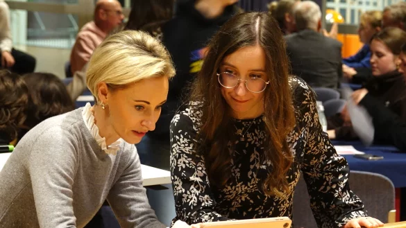 Kurz vor der Zoom-Schalte zum Arolsen Archiv: Magdalena Botterbusch-Gracka (links) mit Referendarin Malin Nacke. - © Axel Bürger