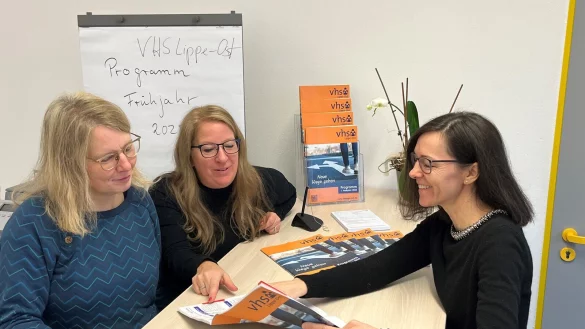Nicole Marx, Anja Wittfeld und Yvonne Wagner-Brigant (von links) von der VHS Lippe-Ost freuen sich über das neue Programmheft. - © VHS Lippe-Ost