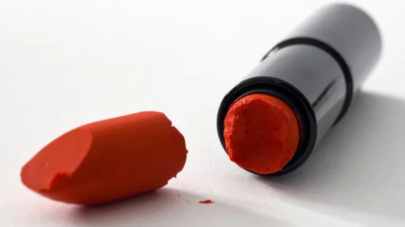 Abgebrochener Lippenstift - &copy; Foto: Jens Schierenbeck/dpa-tmn