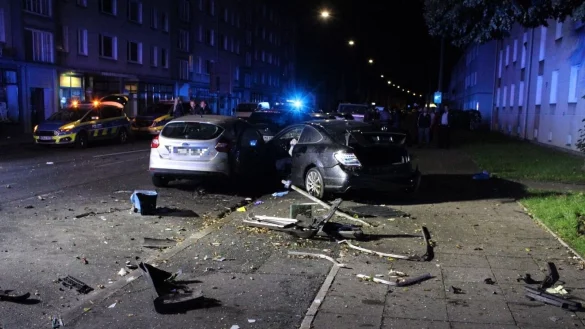 Gleich mehrere Anwohner wurden durch den Unfall geweckt - mutma&szlig;lich nicht zuletzt, weil der Fahrer seitlich und frontal gegen ihre Hauswand geprallt war. - &copy; Polizei Bielefeld