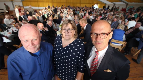 Hans Groth (links) mit Iris Sch&ouml;n und Gastredner J&uuml;rgen Osterhage bei der 50-Jahr-Feier im August. - &copy; Jens Rademacher