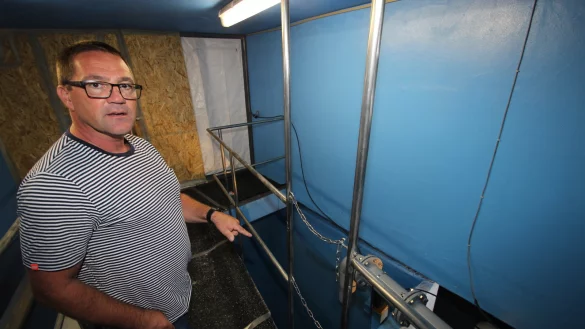 Wassermeister Matthias Haase im Hochbeh&auml;lter Alverdissen, der derzeit saniert wird. - &copy; Jens Rademacher