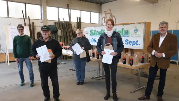 Der k&uuml;nftige und der scheidende B&uuml;rgermeister, Martin Hoffmann (links) und Gerhard Schemmel (rechts), &uuml;bergeben die ausgelosten ersten drei Preise an die Stadtradler Siegmund Alliger (links), Bianca Neumann (rechts) und Andrea Letmathe. - &copy; Birgit Guhlke