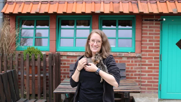 Tierpflegerin Sina Schneider mit zwei neuen Katzenjungen. - &copy; Philipp Kersten