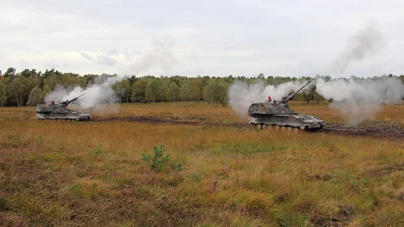 Panzerhaubitzen des Panzerartilleriebataillons 215 beim scharfen Schuss. Die Projektile können bis zu 40 Kilometer weit fliegen. Am Donnerstag schossen die Kanonen bei ihrem letzten Manöver über eine Distanz von elf Kilometern auf dem Truppenübungsplatz Senne. - © Foto: Engelhardt