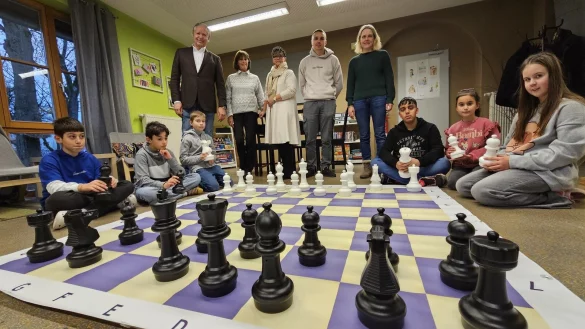 Das Schach-Freifeld ist bei gutem Wetter draußen. Klaus Grotebrune, die Vorsitzende des DKSB Lage Brigitte Grotebrune, die Leiterin der Kita an der Stifterstraße Marion Steffen-Fritz, Johnny Heidebrecht und Anna Lena Beermann freuen sich, dass das Projekt "Schach für Kids" so gut ankommt. - © Astrid Sewing