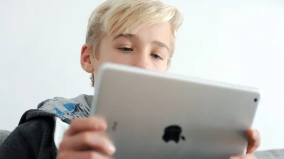 Video kl&auml;rt Kinder auf - &copy; Foto: Tobias Hase