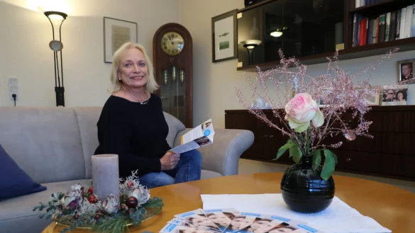 Dagmar Bothe, Au&szlig;enstellenleiterin des Wei&szlig;en Rings in Lippe, sitzt in ihrem Wohnzimmer. Normalerweise kommt sie zu den Opfern nach Hause, aktuell l&auml;uft aufgrund von Corona jedoch weitestgehend alles &uuml;ber das Telefon. - &copy; Alexandra Schaller