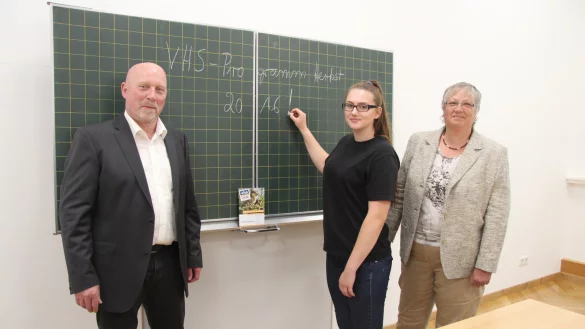 Voll ausgelastet: VHS-Chef Franz Meyer, Auszubildende Milena Niemann und Christiane Steinmetz (von links) pr&auml;sentieren in den neuen Unterrichtsr&auml;umen in der ehemaligen Aula das Programm f&uuml;rs zweite Halbjahr. Vortragsveranstaltungen finden demn&auml;chst extern statt. - &copy; Dieter Asbrock