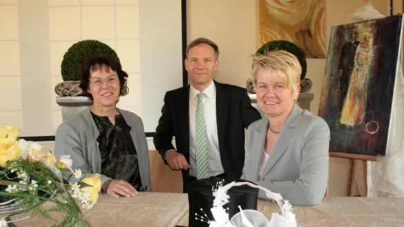 Präsentieren den neuen Ort zum Heiraten: die beiden Standesbeamtinnen Elfriede Buddensiek (links) und Sylvia Westphal mit Bürgermeister Jürgen Schell im Barntruper Kulturschuppen. - © Frevert