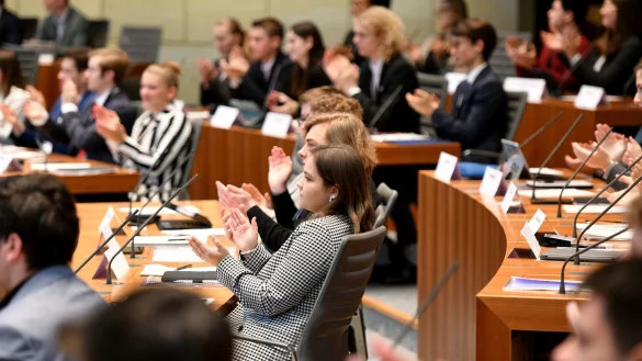 Beim Jugendlandtag &ndash; hier ein Foto aus 2023 &ndash; kamen jetzt wieder rund 200 junge Menschen im Parlament zusammen. - &copy; Volker Hartmann