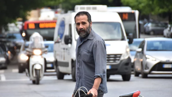 Als Radler ein Exot: Sandro Calmanti muss sich in einer Stadt voller Autoliebhaber behaupten. - &copy; Tom Sundermann