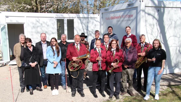 Viele Akteure sind dabei, wenn am 1. Mai das Bahnhofsfest mit Gewerbeschau in Farmbeck &uuml;ber die B&uuml;hne geht. Die Verantwortlichen hoffen auf gutes Wetter. Bis dahin soll auch die Terrasse vor den Containern fertig sein. - &copy; Nadine Uphoff