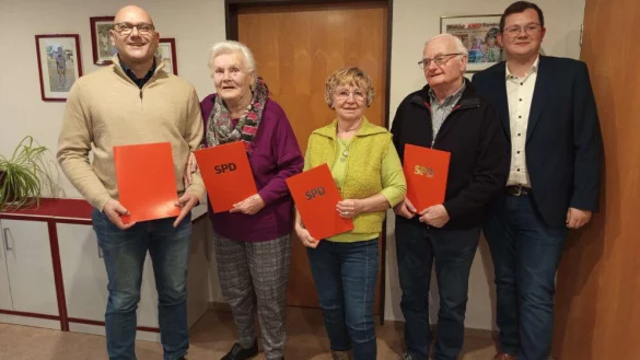 Die diesjährigen Jubilare auf einen Blick: Olaf Schulz (25 Jahre, von links), Hanna Jendreck (60 Jahre), Christine Belz und Dietrich Blome (jeweils 40 Jahre) wurden vom Bundestagskandidaten Julien Thiede für ihre langjährige Treue zur SPD geehrt. Im Bild fehlt Michael Niebur, der ebenfalls für seine 25-jährige Mitgliedschaft geehrt wurde. - © Stefan Altrogge