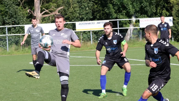 Jan-Oliver Drawe von der SG Sonneborn/Alverdissen behauptet sich gegn die Salzufler Deniz Arizanoski
und Mavin Fernandes Vilas Boas. - © Paul Cohen