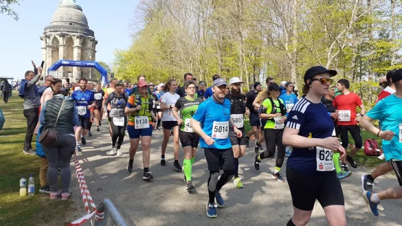 Rund 6500 L&auml;ufer sind am Sonntag am Hermannsdenkmal gestartet, 1000 Wanderer und Jogger waren zu dem Zeitpunkt bereits auf der Strecke unterwegs. - &copy; Philipp Kersten