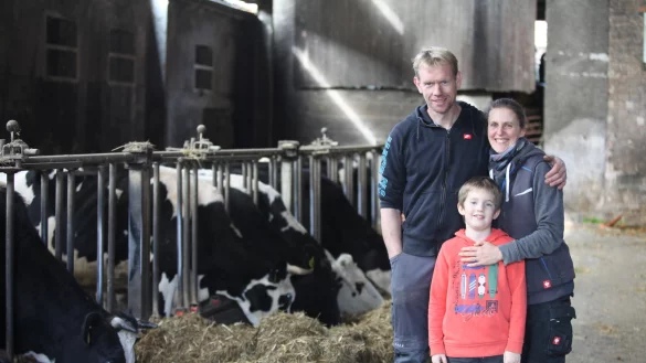 Gl&uuml;cklich, wenn es den Tieren gut geht: Andr&eacute;, Astrid und Tom Hellmig setzen auf muttergebundene K&auml;lberaufzucht. Aber der Tod geh&ouml;rt f&uuml;r sie dazu. - &copy; Vera Gerstendorf-Welle