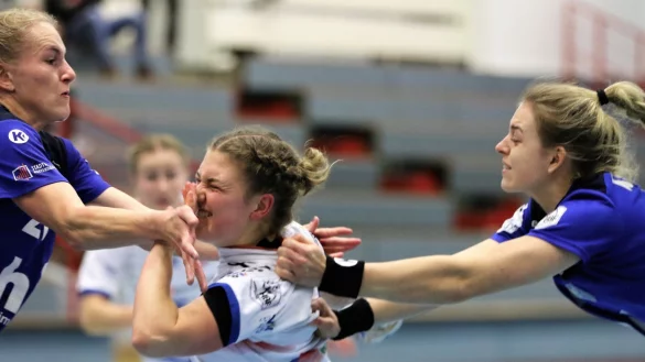 Hart im Nehmen &ndash; auch nach diesem &bdquo;Nasenst&uuml;ber": Blombergs Nele Franz warf sich immer wieder in die Duelle mit der Buxtehuder Deckung. - &copy; Oliver K&ouml;nig