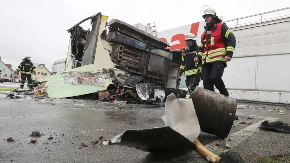 Vor der zerst&ouml;rten Imbissbude am Real-Markt liegt eine explodierte Propangasflasche. - &copy; Wolfgang Rudolf