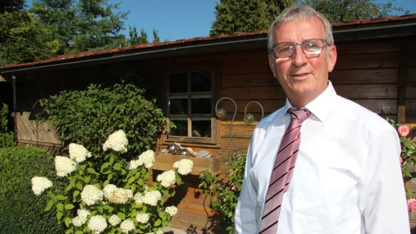 Klaus Meier sch&auml;tzt die Ruhe und das viele Gr&uuml;n in Sabbenhausen. Einer seiner Lieblingsorte ist der heimische Garten. - &copy; Silke Buhrmester