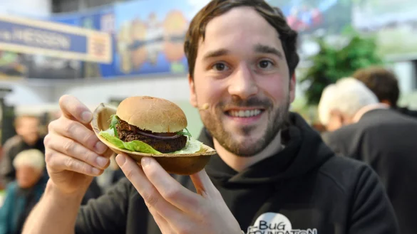 Max Kr&auml;mer von "Bug Foundation" hat im Januar auf der Gr&uuml;nen Woche in Berlin seinen Insekten-Burger vorgestellt. - &copy; picture alliance / Paul Zinken/dpa