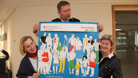 Machen sich f&uuml;r Demokratie stark: Nicole Wagener, Ekkehardt Loch und Petra J&uuml;rgens bereiten gemeinsam beim Kreis Lippe den ersten Lippischen Demokratie-Kongress vor. - &copy; Schwarzer
