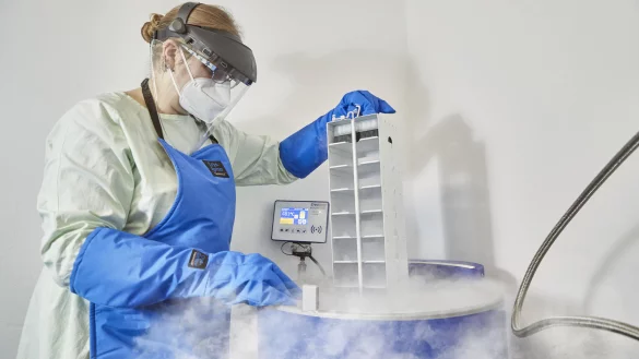 Mit flüssigen Stickstoff werden die Proben von Covid-19-Patienten am Klinikum Lippe tiefgekühlt, bis auf 196 Grad Celsius. Entnahme und Lagerung sind streng standardisiert, um eine gute Grundlage für die bundesweite Forschung zu haben.  - © Klinikum Lippe