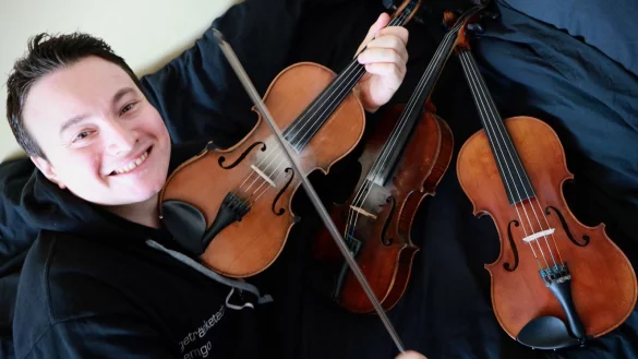 In Aktion: Michael Neumaier spielt die Violine in der tradition der irischen Fiddle. - &copy; Yvonne Glandien