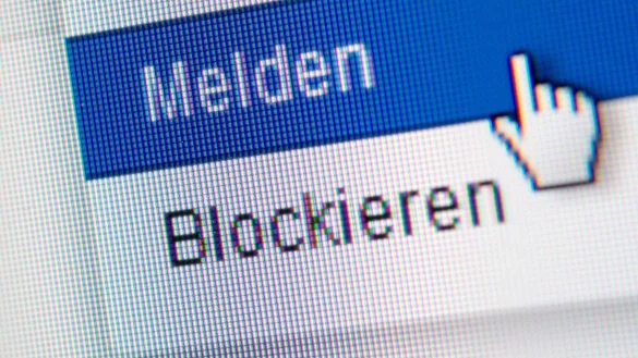 Keine Aggression: Hass im Netz die Rote Karte zeigen - &copy; Foto: Andrea Warnecke/dpa-tmn